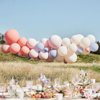 1632408341 708 Luftballons zur Hochzeit So setzt ihr die himmlisch frohliche Deko - Wedding Garlands & Pennant Chains I Top 15 Ideas & Examples